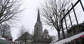 Die Feuerwehr bei den Loescharbeiten eines Brandes im Kirchturm der reformierten Kirche von Herzogenbuchsee.