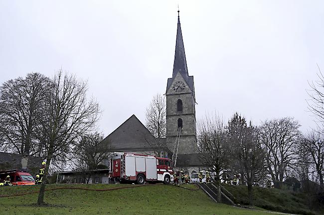Noch während den Löscharbeiten stürzten Teile des brennenden Kirchendachs ein und beschädigten das darunterliegende Kirchenschiff.