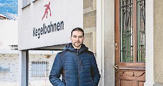 Unsichere Zukunft. Pascal Fuhrer, Pr&auml;sident des Kegelklubs Aletsch, vor der Sportbar Aletsch, die Ende Jahr schliesst.Foto mengis media/Alain Amherd