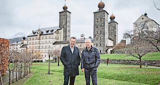 Treffen vor den grossen T&uuml;rmen. Die beiden jahrzehntelangen Regionalpolitiker Stefan Truffer und Herbert Volken (rechts).Foto mengis media/Alain Amherd