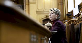 Justizministerin Karin&nbsp;Keller-Sutter&nbsp;hofft, dass Opfer von h&auml;uslicher Gewalt mit einem&nbsp;Tracker&nbsp;besser vor ihren Gef&auml;hrdern gesch&uuml;tzt werden.