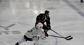 F&uuml;r den EHC Visp (Troy Josephs, hinten gegen La Chaux-de-Fonds