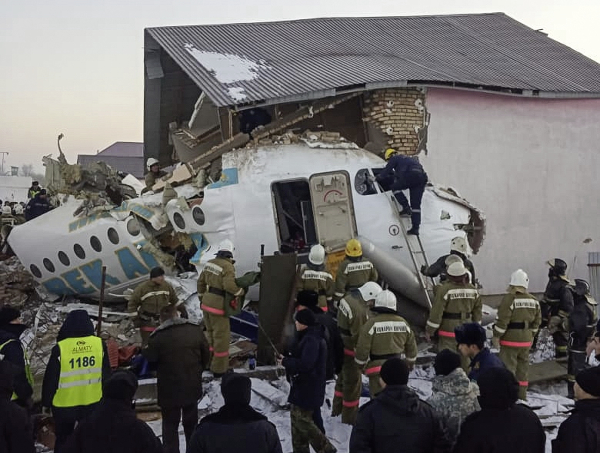 Trauer in Kasachstan nach Flugzeugabsturz mit zwölf Toten 1815.ch