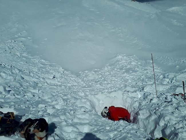 Bei einem Lawinenniedergang auf der Lauchernalp verletzte sich am Samstag ein Skitourengänger schwer. 