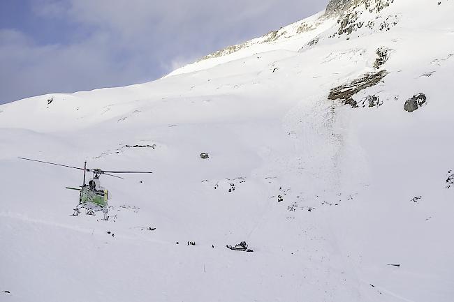 Am Donnerstag waren auf der Piste «Hinter Felli» am Oberalppass sechs Skifahrer von der Lawine verschüttet worden, vier konnten sich aus eigener Kraft befreien. Zwei Leichtverletzte wurde in ein Spital gebracht.