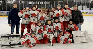 Turniersieger: Das Visper U15-Team mit Coach Martin Mrukvia und Betreuer Sam Summermatter.