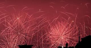 Feuerwerk &uuml;ber der Stadt Z&uuml;rich.