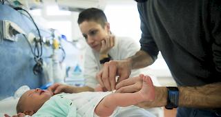 Ein Neugeborenes auf einer Entbindungsstation. (Symbolbild)