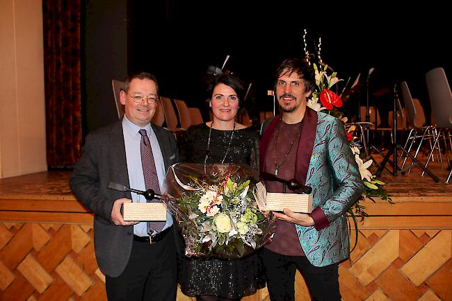 <b>Die Laureaten.</b> Ephraim Salzmann und Regula Ritler erhalten von Gemeindepräsident Franz Ruppen den Natischer Kulturpreis überreicht.