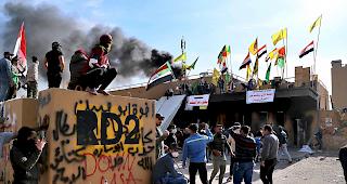 Pro-iranische Milizion&auml;re und ihre Unterst&uuml;tzer legten am Mittwoch w&auml;hrend eines Sitzstreiks vor der US-Botschaft in Bagdad, Irak, ein Feuer.