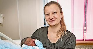 Gl&uuml;cklich. Der kleine Wonneproppen Ilyas ist der ganze Stolz von Mama Ursula Krystyna.