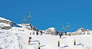 Volle Betten, volle Pisten. Der Start in die Wintersaison ist gegl&uuml;ckt &ndash; Bild: Belalp am vergangenen Samstag.