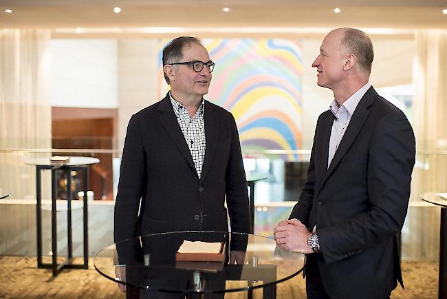 VR-Präsident Peter Kurer spricht mit CEO Olaf Swantee, rechts. (Archivbild)