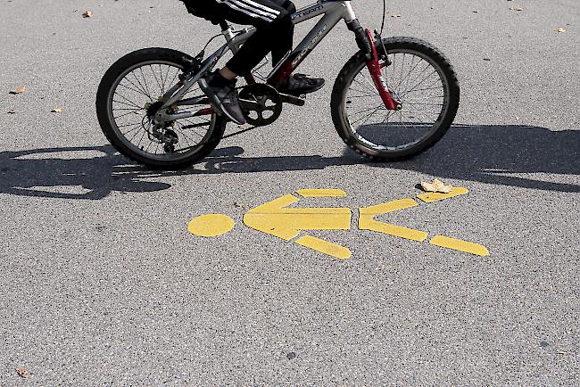 Mit richtigen Fahrrädern dürfen Kinder derzeit nur dann auf dem Bürgersteig fahren, wenn dieser zur Schulwegsicherung explizit freigegeben und so signalisiert ist.