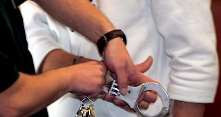 Um zu verhindern, dass mehrere vermummte Passagiere aus den Cars ausstiegen, setzte die Polizei Pfefferspray ein. (Symbolbild)