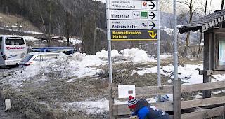 In Luttach kamen bis zum sp&auml;ten Sonntagabend Menschen an den Ungl&uuml;cksort und stellten Grablichter auf.