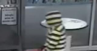 Bewaffneter Raub&uuml;berfall am Samstagabend auf eine Tankstelle in Sitten. Die Kantonspolizei sucht Zeugen, die Hinweise zum mutmasslichen T&auml;ter machen k&ouml;nnen.