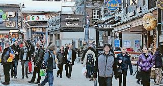 Eine grosse 20er-Zone. Mit der neuen Begegnungszone &uuml;bers ganze Dorf will der Zermatter Gemeinderat den Fussverkehr st&auml;rken.Fotos mengis media