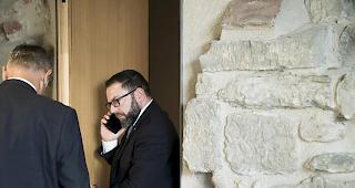 Der Pr&auml;sident des Grossen Rates des Kantons Waadt, Yves Ravenel, ist wegen h&auml;uslicher Gewalt verurteilt worden. Der SVP-Politiker hatte seine Frau w&auml;hrend des Scheidungsverfahrens bedroht.