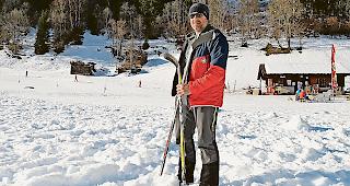 Benjamin Zaugg , Pr&auml;sident des Vereins &laquo;Inschi Ischbahn Bl&auml;tz&raquo;, steht am k&uuml;nftigen Standort der Eisbahn, im Hintergrund der Skilift &laquo;Bl&auml;tz&raquo;.