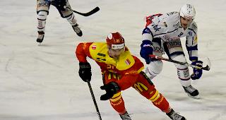 Kenny Fellay enteilt Klotens Marc Marchon, Siders musste sich trotzdem klar geschlagen geben.