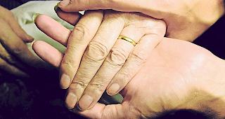 Klage abgewiesen. Das befreundete Ehepaar hat die &auml;ltere Dame nicht ausgenutzt, entschied  der Richter.Symbolbild mengis media