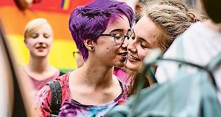 Brauchen Menschen mit anderer sexueller Orientierung mehr Schutz?