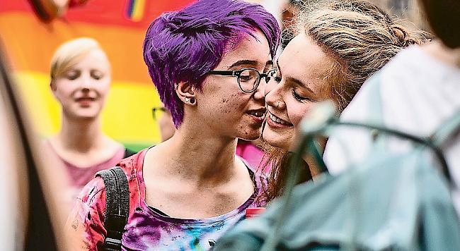 QueerWallis kritisiert, dass Straftaten auf Grund der sexuellen Orientierung nicht gesondert erfasst werden.