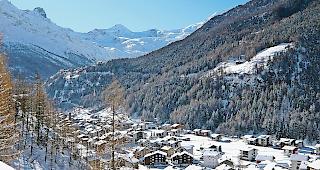 Die Saaser Bev&ouml;lkerung stimmt konsultativ &uuml;ber eine Fusion der Gemeinden ab (Bild: Blick von  Saas-Grund in Richtung Saas-Fee).
