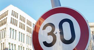 Der Kanton Wallis hat erstmals Tempo 30 auf einem Abschnitt der Kantonsstrasse bewilligt. So soll der Ortskern von Vionnaz ruhiger und sicherer gemacht werden.