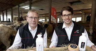 Zentrumsleiter Moritz Schwery (links) und Andr&eacute; Summermatter, agrartechnischer Mitarbeiter des Landwirtschaftszentrums Visp, mit Produkten der neu gestalteten Verkaufslinie aus eigenen Best&auml;nden.&nbsp;