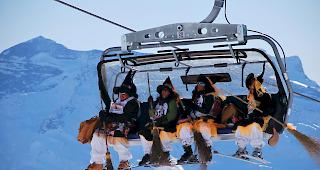 Hexen-Quartett im Anflug &ndash; wenn auch mit technischer Unterst&uuml;tzung.