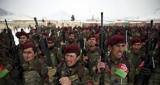 Die afghanischen Armeekommandos nehmen nach dreieinhalbmonatigem Trainingsprogramm an der Abschlussfeier im Commando Training Center am Stadtrand von Kabul, Afghanistan, teil.