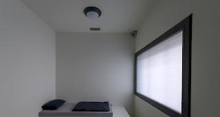 Der Mann habe es abgelehnt, die Gedenkfreier in die Vollzugsanstalt zu verlegen oder sich zumindest an die Feier begleiten zu lassen.