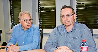 Traurige Nachricht. Werksleiter Renzo Ciccillini (links) und Fredy Karlen, Leiter Sicherheit, Gesundheit und Umweltschutz,  informierten die Presse.Foto mengis media