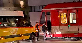 Wie das Bild eines Leserreporters am Montagabend zeigt, ist ein kleiner Postauto-Bus am Bahnhof Brig in eine MGBahn gefahren. Es entstand geringer Sachschaden.