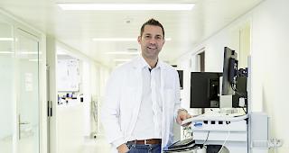 Chefarzt Andreas Frasnelli hat gerade w&auml;hrend der Wintersportsaison einen sehr stressigen Arbeitsalltag.