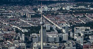Neben elf grossen Mietsh&auml;usern wurden auch zahlreiche B&uuml;rogeb&auml;ude und das Rote Rathaus geschlossen. Die Bombe war bei Bauarbeiten gefunden worden.