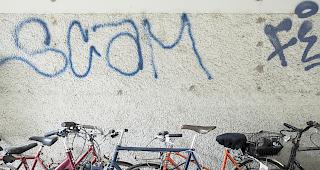 TAG&rsquo;s an einer Wand. (Symbolbild)