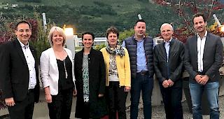 Der ehemaliger Pr&auml;sident Thomas Egger, France Udressy, C&eacute;line Dessimoz, Aurelia Zimmermann, der neuer Pr&auml;sident Julien Dubuis, Dominique Gaspoz und Direktor Yann Tornare (von links).