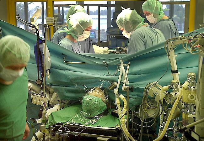 Patientin ist im Spital in Sitten an den Folgen einer Operation gestorben. (Symbolbild)