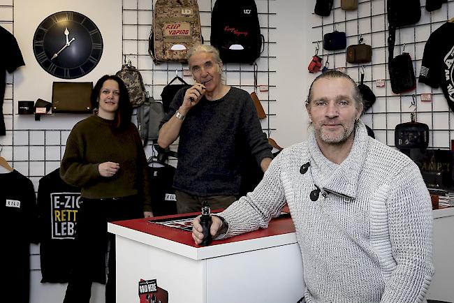 Überzeugte Dampfer. Die beiden Shopinhaber Rachel Jossen und Andreas Komposch (vorne), sowie der Geschäftsverantwortliche Mathias Bosshard (mitte) waren früher starke Zigarettenraucher.