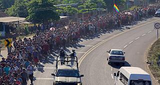 Hunderte Mittelamerikaner, der sogenannten Migranten-Karawane, durchqueren die mexikanische Stadt Frontera Hidalgo.