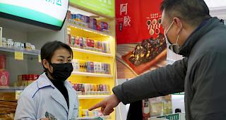 Verkaufen von Masken in einer Apotheke in Wuhan, China.