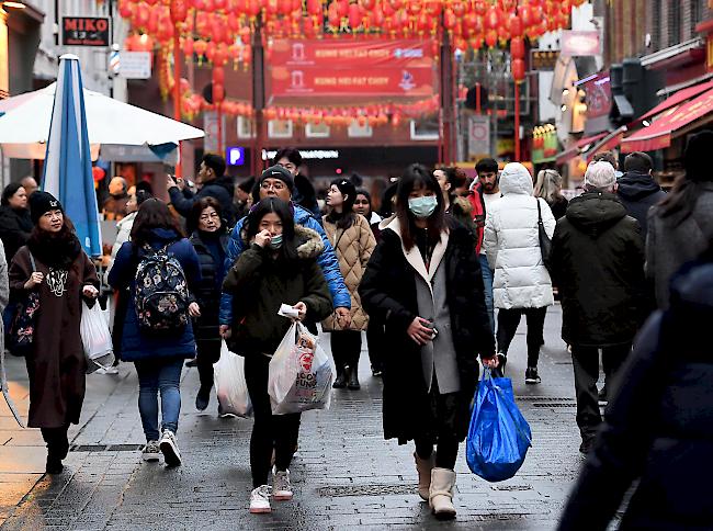Fussgänger tragen Masken in Chinatown im Zentrum von London.