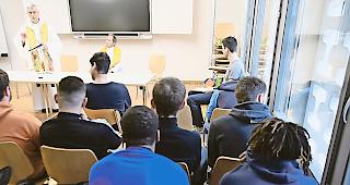 Dienst am N&auml;chsten. Bischof Jean-Marie Lovey leitete im vergangenen Dezember in der Strafanstalt von Pramont in Granges die Weihnachtsfeier.