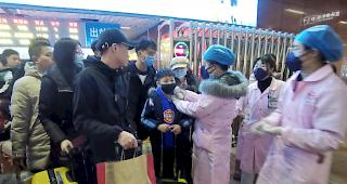 Medizinische Personal misst bei Zugspassagieren in Yingtan City in der Provinz Jiangxi die Temperatur.