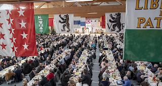 Nationalrat Franz Ruppen sagte, der Wolf d&uuml;rfe nicht verniedlicht werden. Die Tiere k&auml;men in der dicht besiedelten Schweiz in die D&ouml;rfer und verl&ouml;ren die Scheu vor den Menschen.