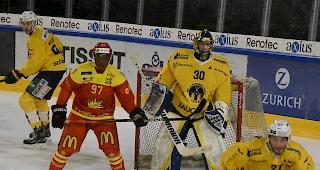 Torreicher Abend. Siders-St&uuml;rmer Auguste Impose sowie die Langenthaler Philip W&uuml;thrich (Goalie, Mitte) und Dario Kummer (rechts).