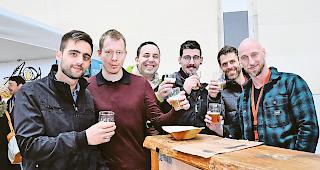 &Agrave; votre sant&eacute;. Gruppe aus Besuchern &laquo;rund um Siders&raquo; am Stand von David (Zweiter v. r.) und Mikael (ganz rechts). 